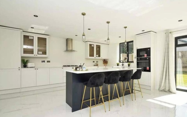 8 Bedroom House Sleeps 20 - Private Garden