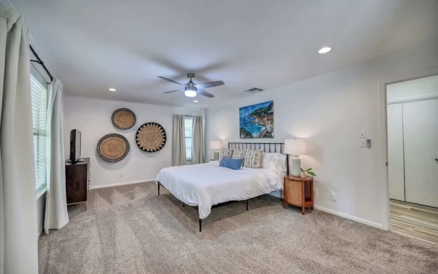 Luxury Lakefront Oasis With Boat Dock-firepit