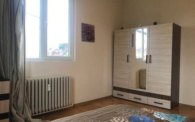 FM Deluxe 2-BDR Apartment with Terrace - Central City View