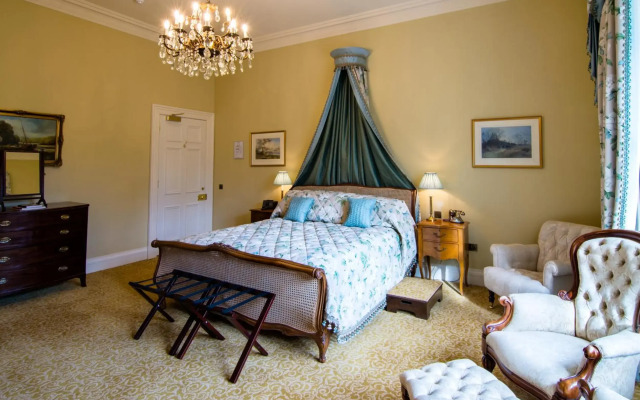 Crossbasket Castle Hotel & Restaurant