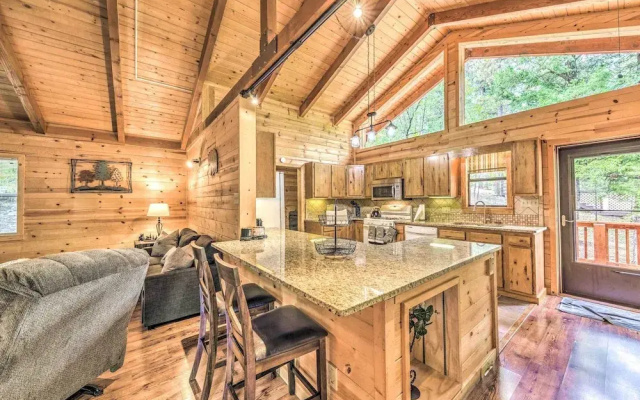 Updated Ruidoso Cabin w/ Spacious Deck & View