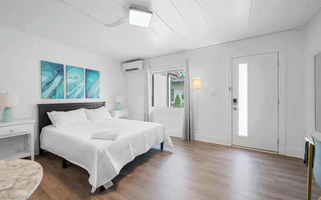 Chic City Retreat 93A Sleeps 2