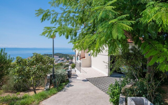 Amazing Home in Makarska With Wifi and 6 Bedrooms