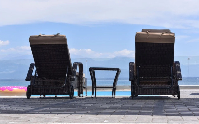 Aurora Luxury Retreat - Beachfront & Private Pool