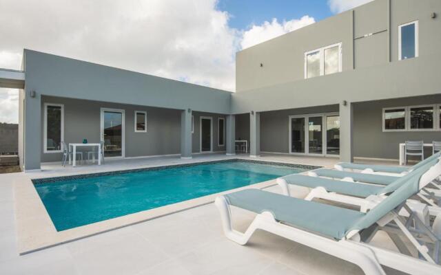 Hideout Suites - steps from Eagle Beach
