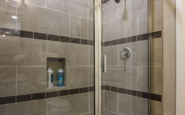 Baymeadows 2 BR Apt by Frontdesk