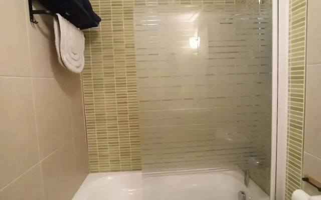 2 Bed Apt - Close To Beach - Pool - Balcony