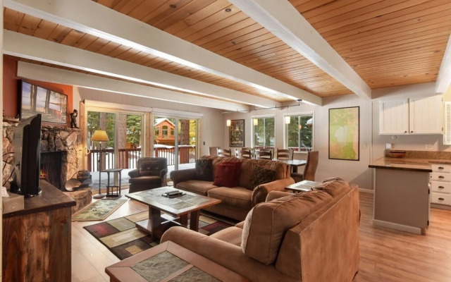 Roycraft Dog Friendly Cabin by RedAwning