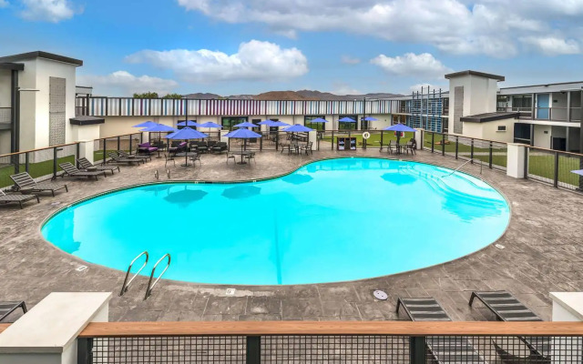 Super 8 by Wyndham Meadow Wood Courtyard