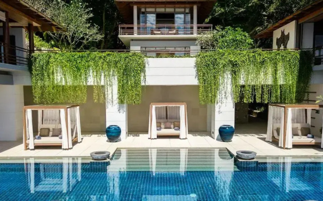 Villa Chelay - Luxury Waterfront Villa