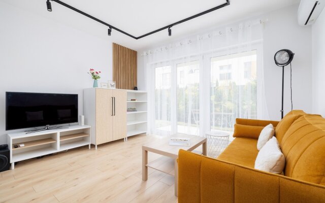 Stylish Apartment Bażantów by Renters