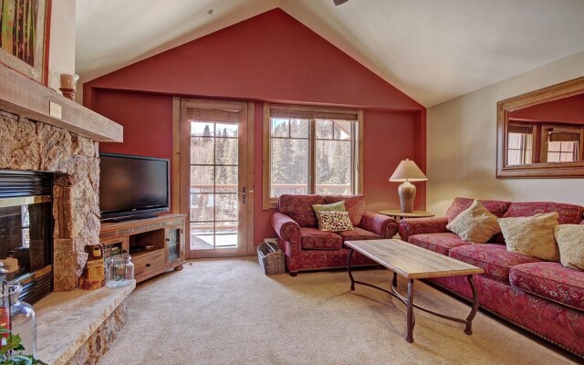 Bright + Scenic 2br - 7ppl Steps To Ski Lifts + Main Street 2 Bedroom Condo by RedAwning