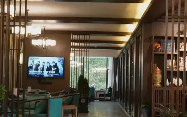 Rouhau White House Hotel