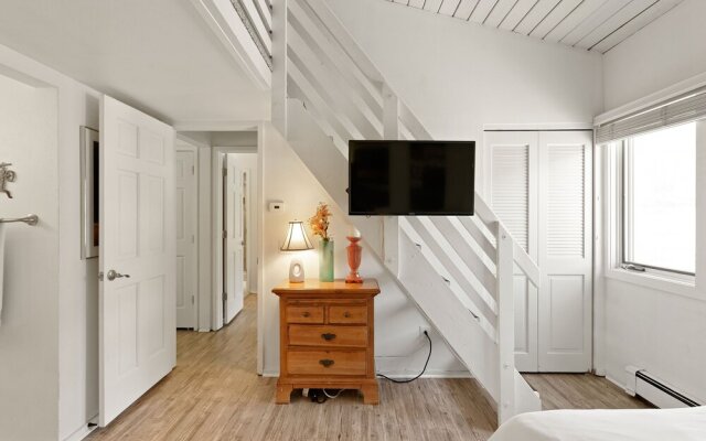 21e Upper Woodbridge 2br + Loft Condo 3 Bedroom Condo by Redawning
