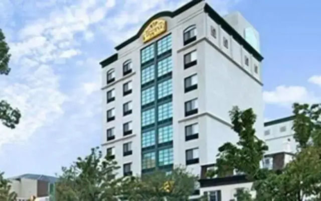 Marco LaGuardia Hotel & Suites