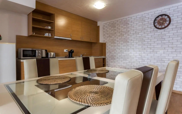 Modern & Cozy 2BD Apartment with Mountain View