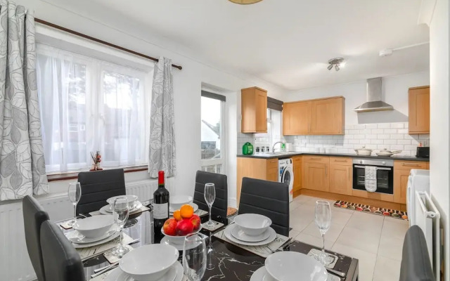 Spacious 4-bedroom Family Home Near Wembley