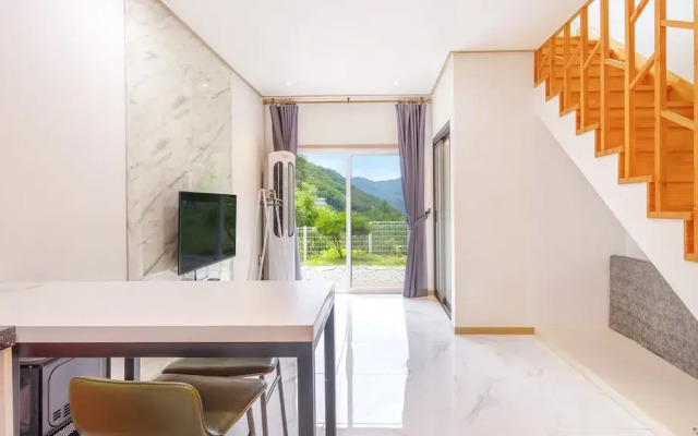 Gapyeong Gamseong216 Poolvilla Pension