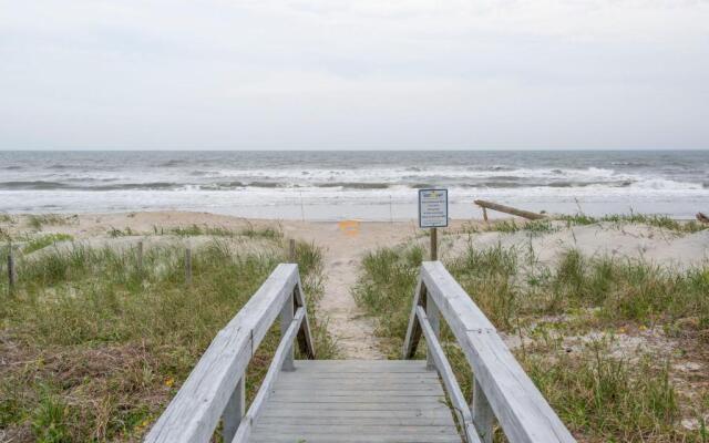 Breezy Oaks by Oak Island Accommodations