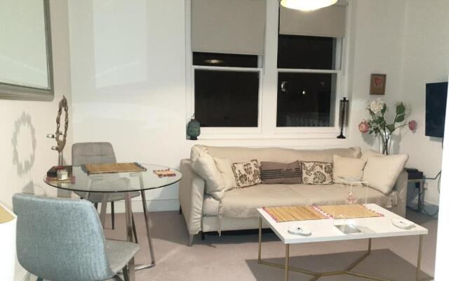 Beautiful 1 Bed Apartment with Terrace 5 mins from Hyde Park