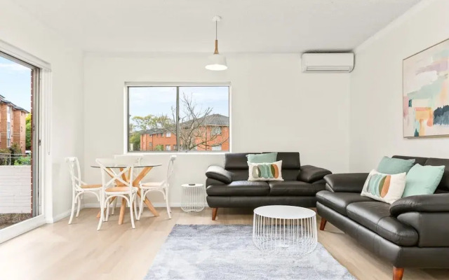 Bright and Convenient Apartment, Close to Shops