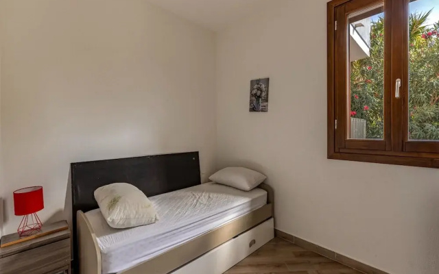 Air-conditioned With Garden and Private Parking