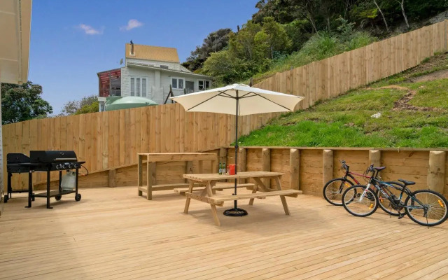 Sun Seeker Bach - Ferry Landing Holiday Home