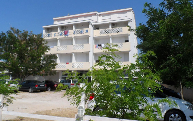 Rooms and apartments Galeb