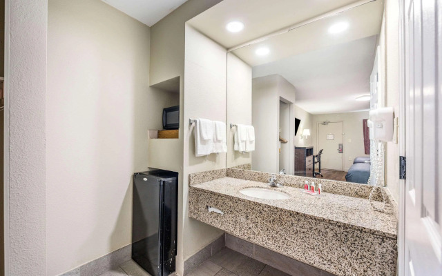 Econo Lodge Inn & Suites Huntsville University Area