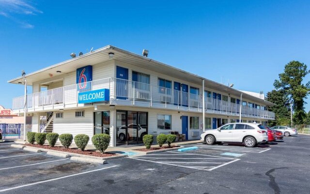 Motel 6 Lumberton, NC