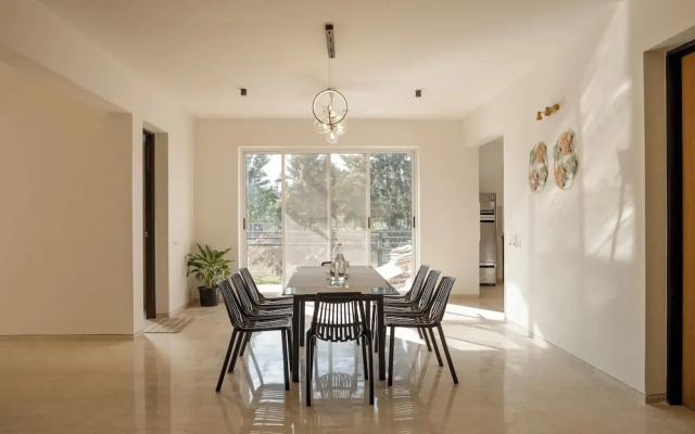 Golf View Home by Stayjadelawnprojector