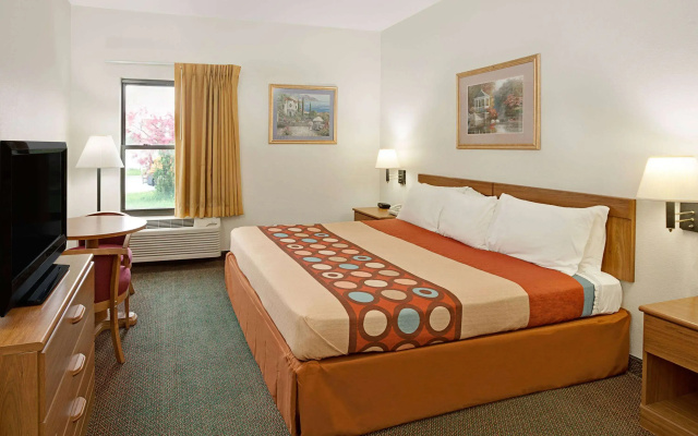 Super 8 by Wyndham Hampshire IL