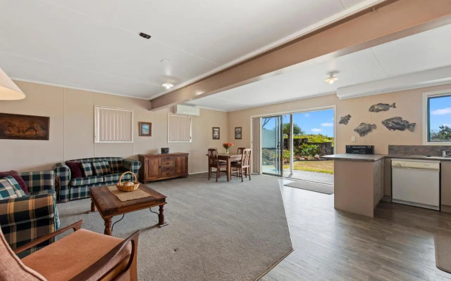 Oceanside Bach - Mount Maunganui Holiday Home