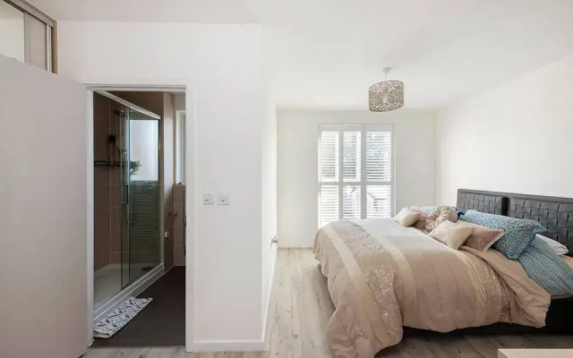 Stylish 3-bed Townhouse With 3 Baths in Southgate