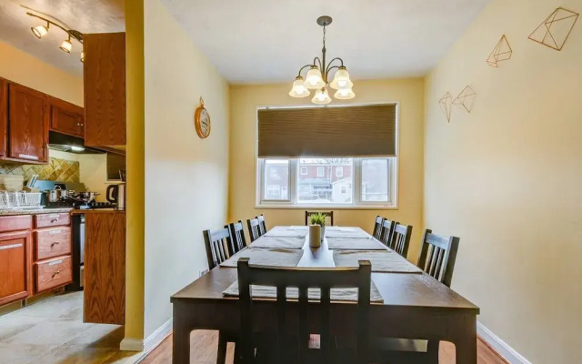 Modern Townhouse w/ Pool Table by Cozysuites