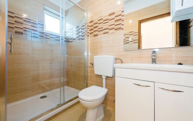 Stunning Home in Brodarica With Jacuzzi, Wifi and 4 Bedrooms