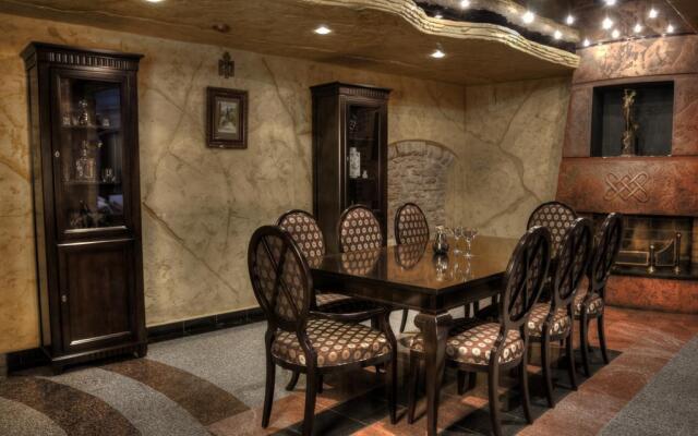 Atrium Suites