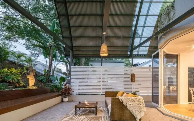 6 Bedroom Oasis in Burleigh Heads