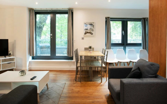 Spacious 2 Bed Parking Close To Centre