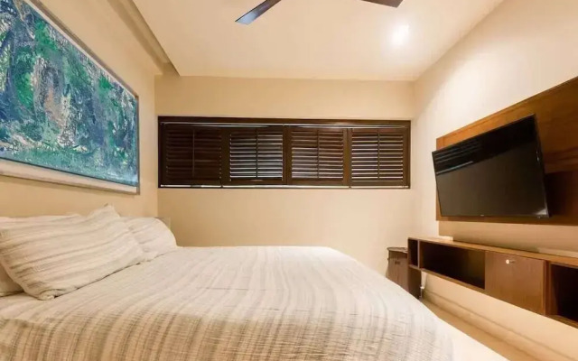 1 Br. Steps From the Beach Roof W/ocean View