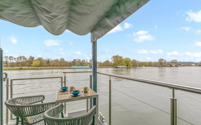 Ondine Houseboat on the Thames - From 160 Per Night
