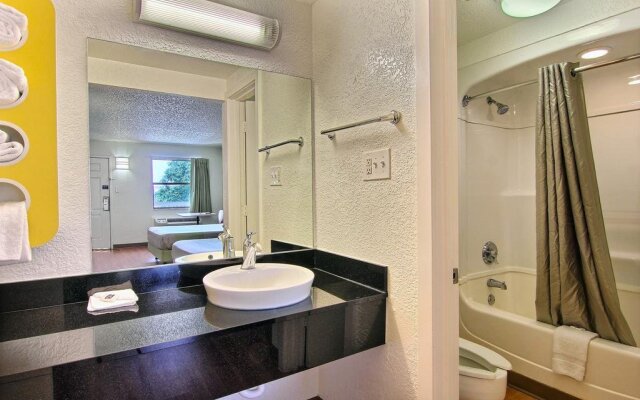 Motel 6 Austin, TX - Central Downtown UT