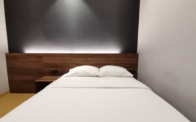 OYO 89443 Lumut Hotel