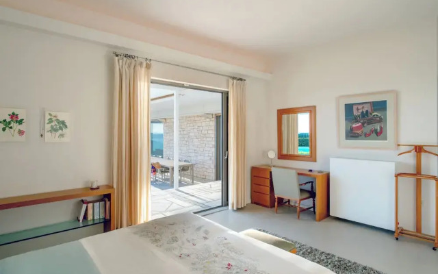 Paradise Beachfront Villa Athenian