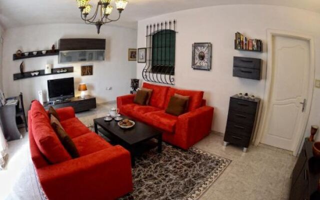 Village Corner 3 Bedroom Apartment With Garage