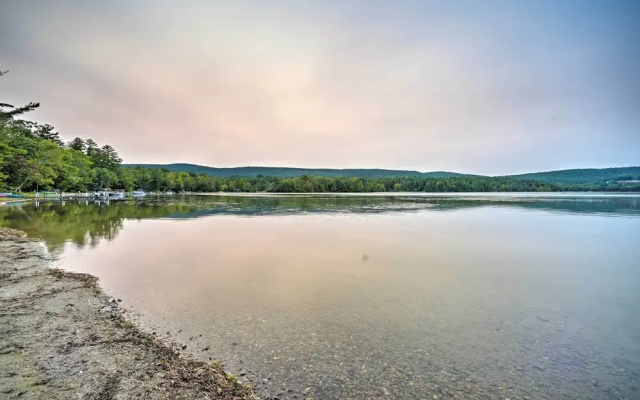 Cozy Stockbridge Cabin - Walk to Beach & Lake!