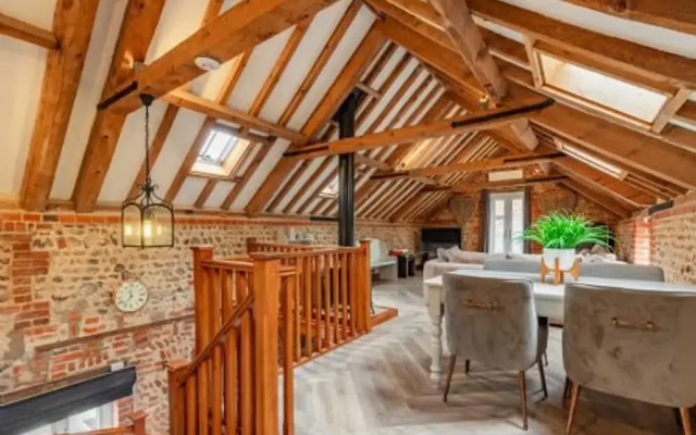 Host Stay Rogues Barn