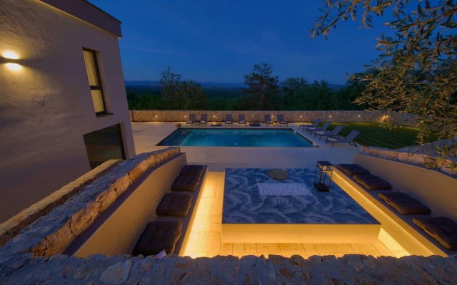 Villa Astrum With Heated Pool Jacuzzi and Sauna
