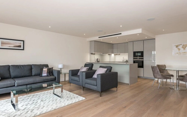 LUXURY Apartment Next to London RAF Museum