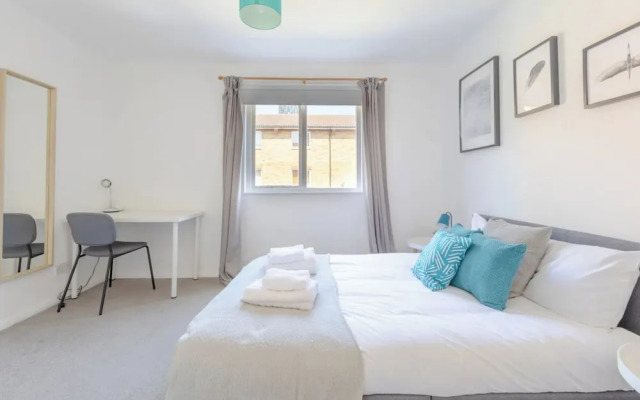Lovely 4 Bed House w Garden, 1 Stop to Waterloo